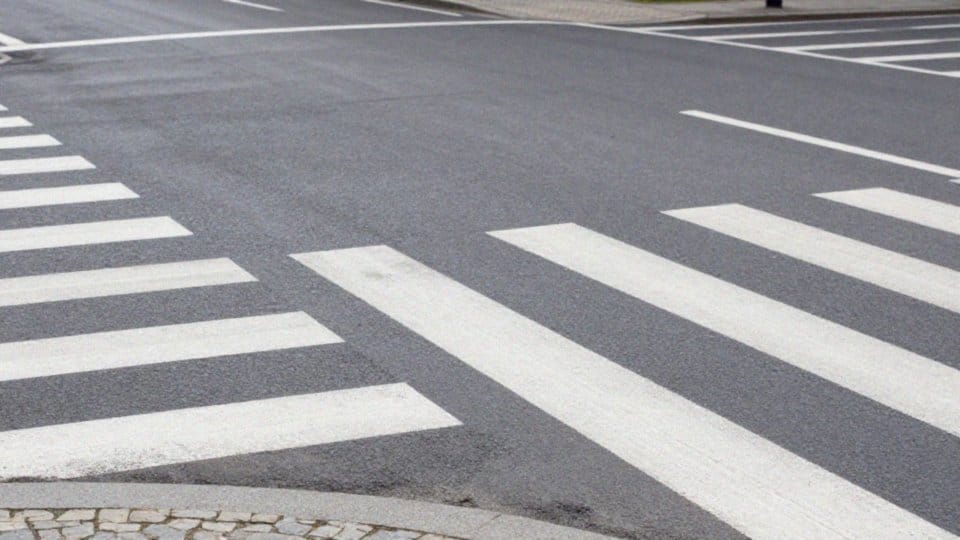 Od którego miejsca mierzy się 10 m przy skrzyżowaniu?