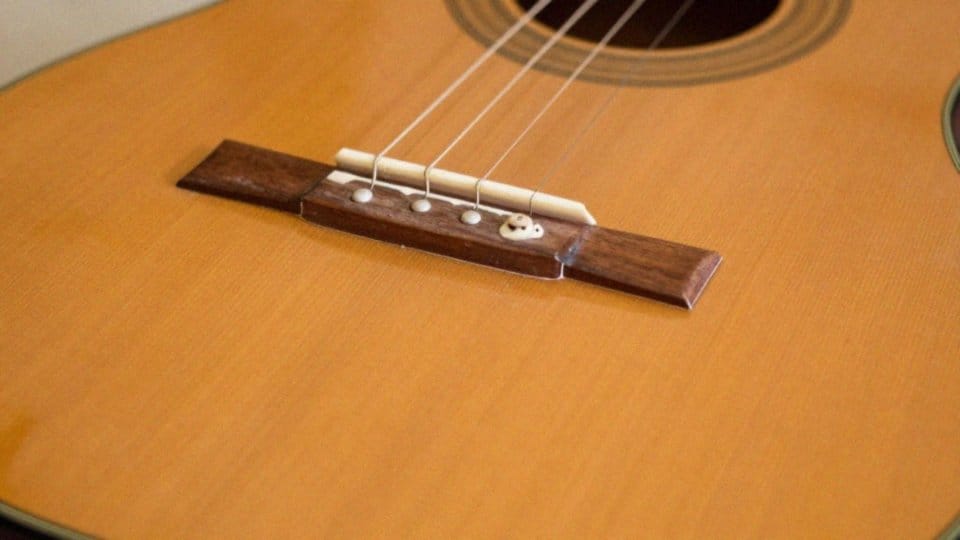 Czy metalowe struny uszkadzają gitarę klasyczną?