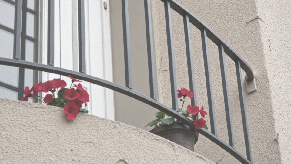 Jakie są zalety i wady wykończenia balkonów tynkiem?