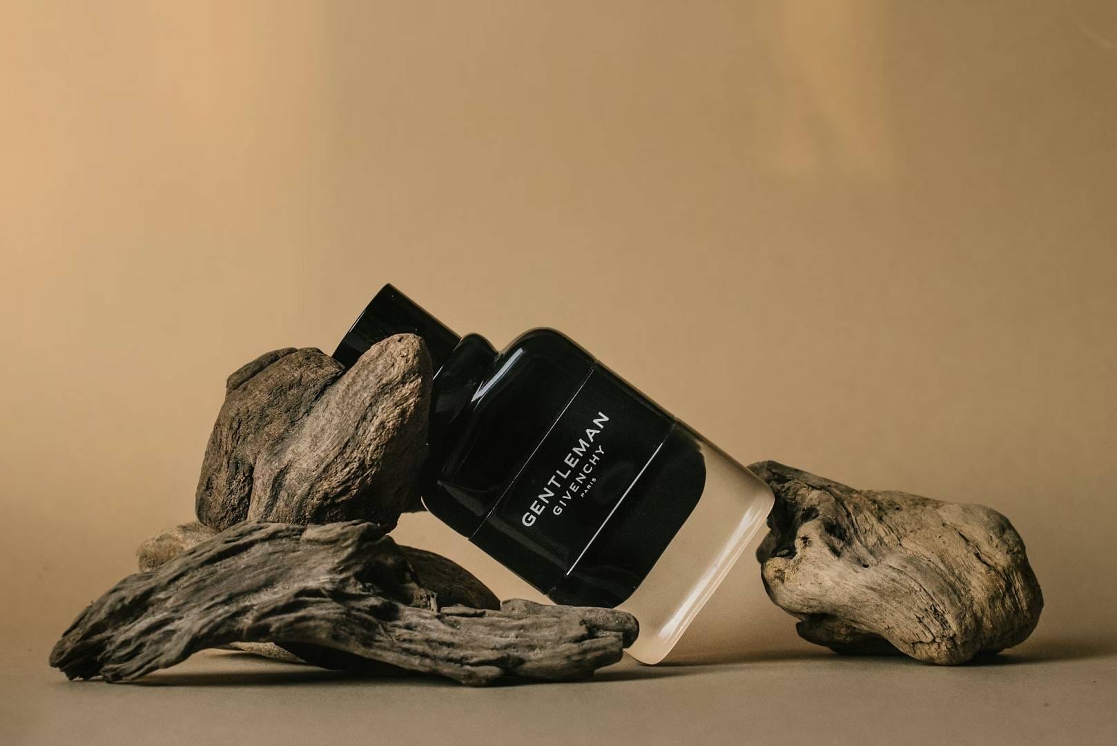 Najlepsze perfumy męskie na lato. Przewodnik po nutach zapachowych