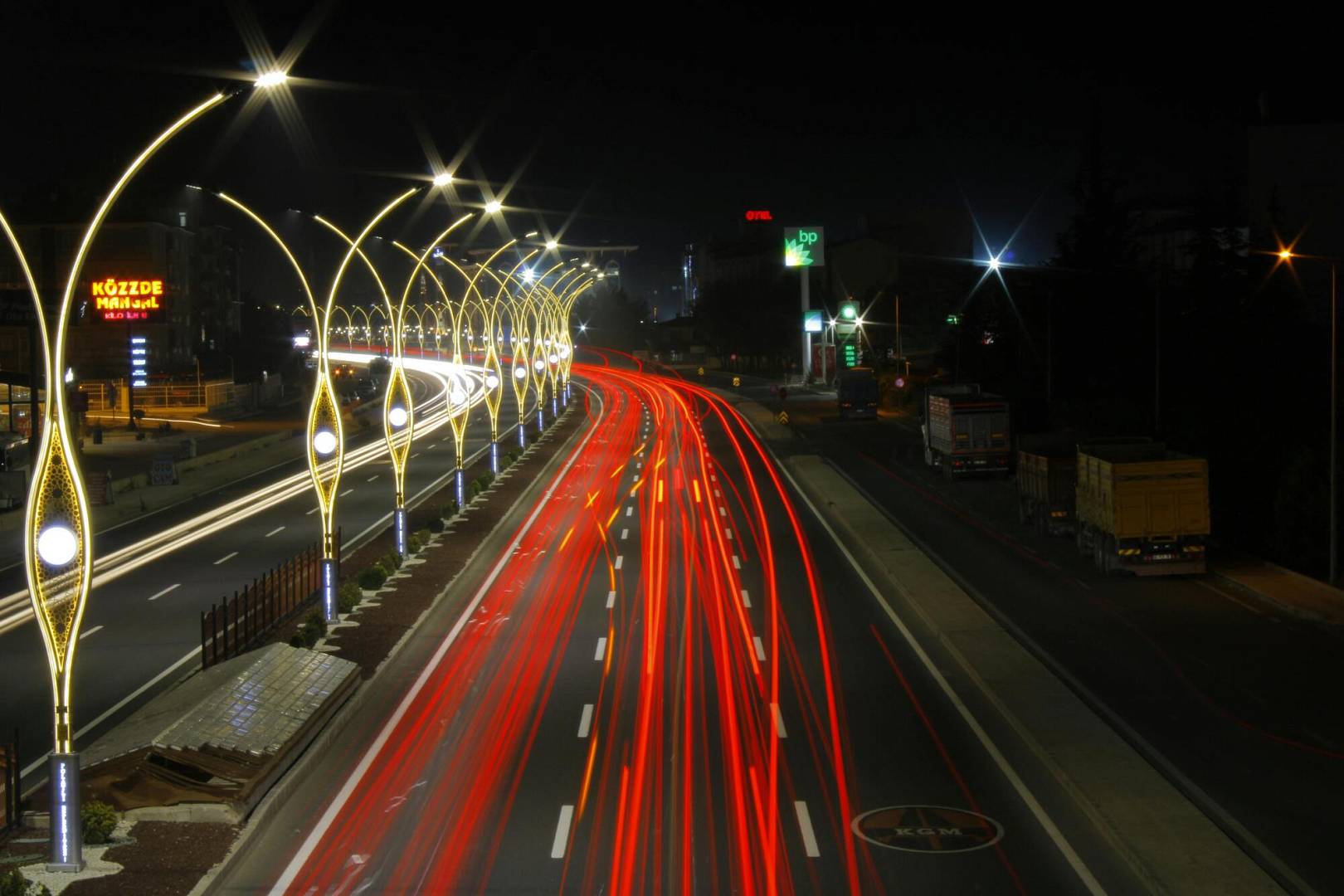 Zewnętrzne lampy LED w infrastrukturze publicznej i przemyśle – jak obniżyć koszty i poprawić bezpieczeństwo